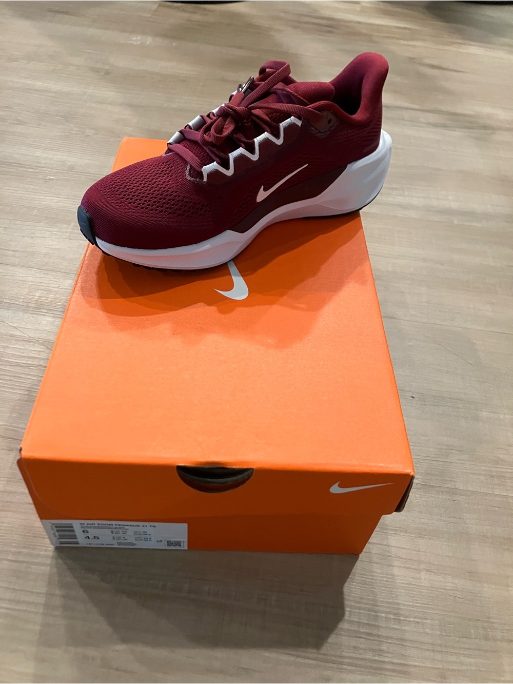 Nike Women’s Burgundy and White Athletic Sneaker Sz 6